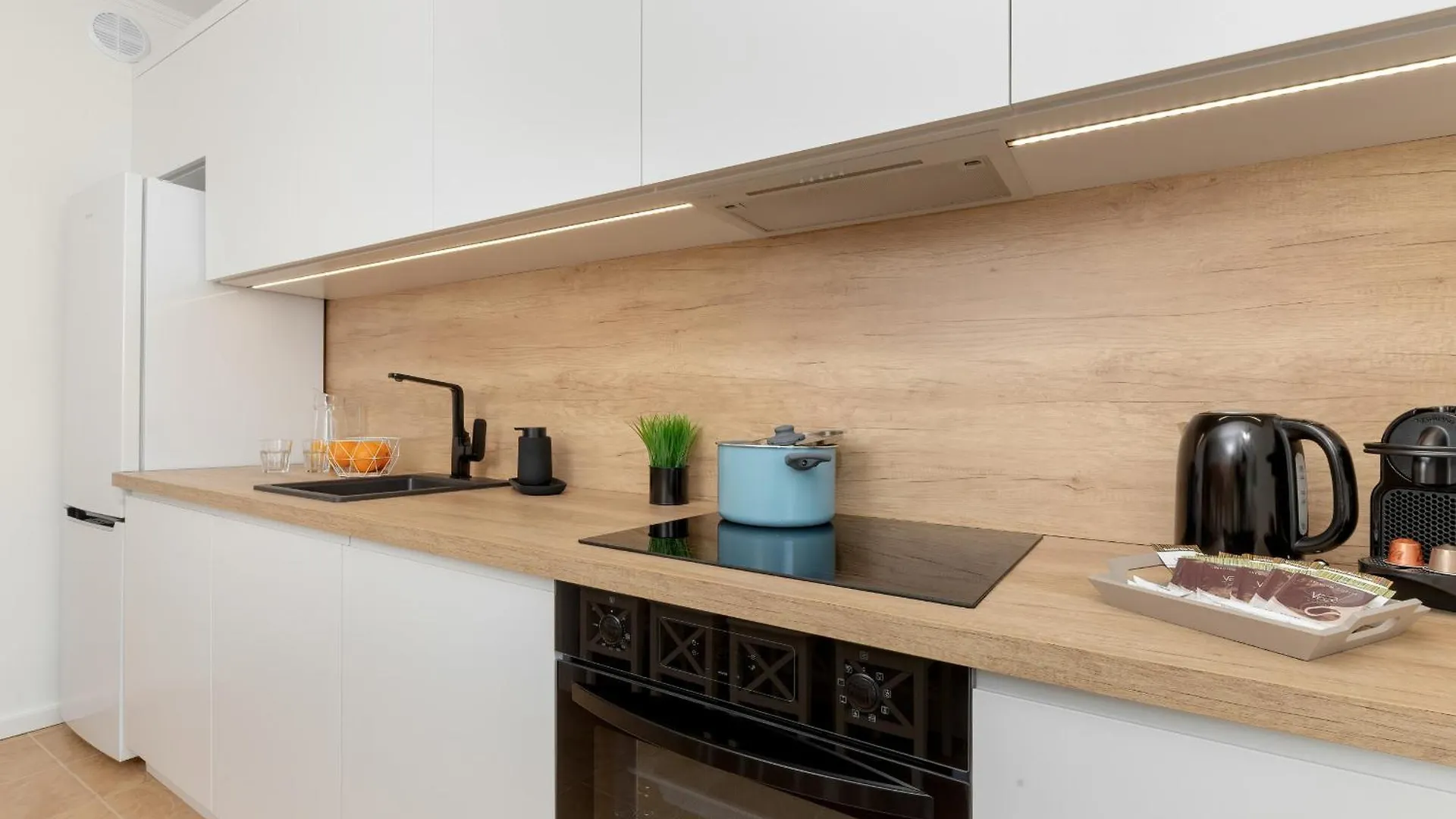Two Bedroom Apartment In Gdansk With Desk For Remote Work And Bathtub By Noclegi Renters Poland