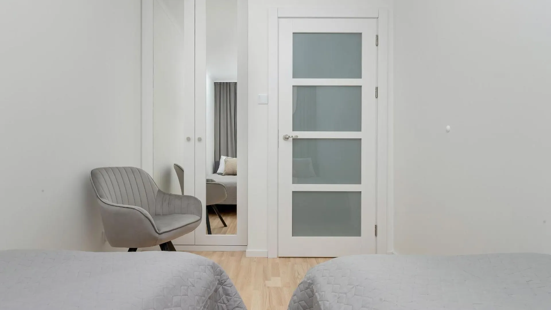 Two Bedroom Apartment In Gdansk With Desk For Remote Work And Bathtub By Noclegi Renters