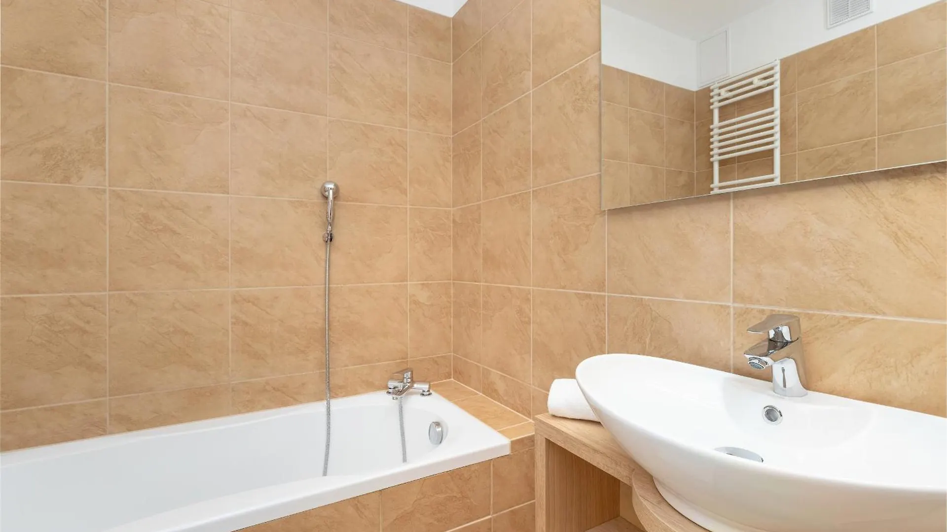 Two Bedroom Apartment In Gdansk With Desk For Remote Work And Bathtub By Noclegi Renters