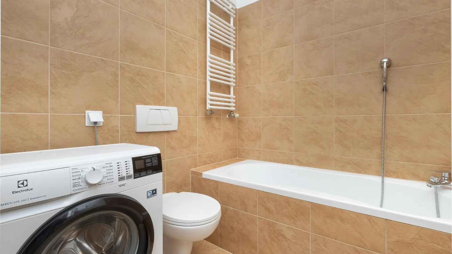 Two Bedroom Apartment In Gdansk With Desk For Remote Work And Bathtub By Noclegi Renters