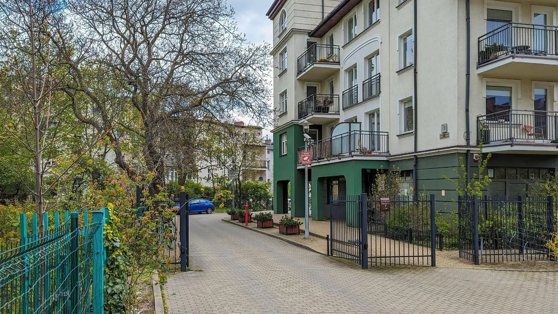 Two Bedroom Apartment In Gdansk With Desk For Remote Work And Bathtub By Noclegi Renters
