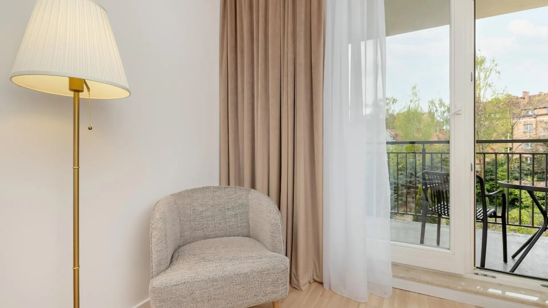 Two Bedroom Apartment In Gdansk With Desk For Remote Work And Bathtub By Noclegi Renters